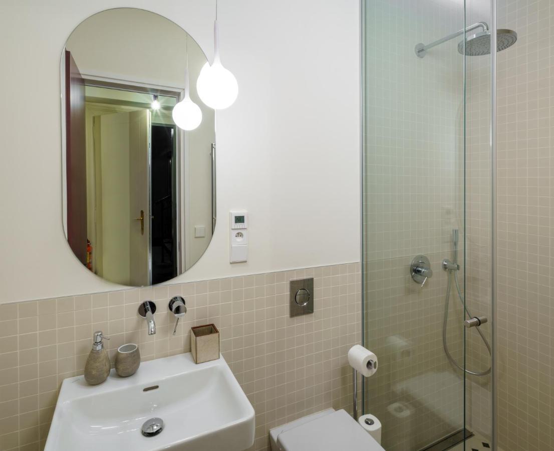 פראג Mn6 Luxury Suites By Adrez מראה חיצוני תמונה