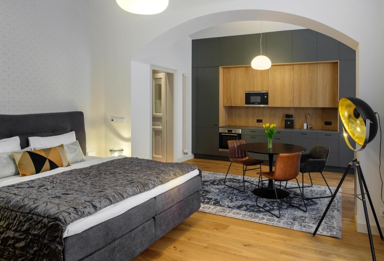 פראג Mn6 Luxury Suites By Adrez מראה חיצוני תמונה