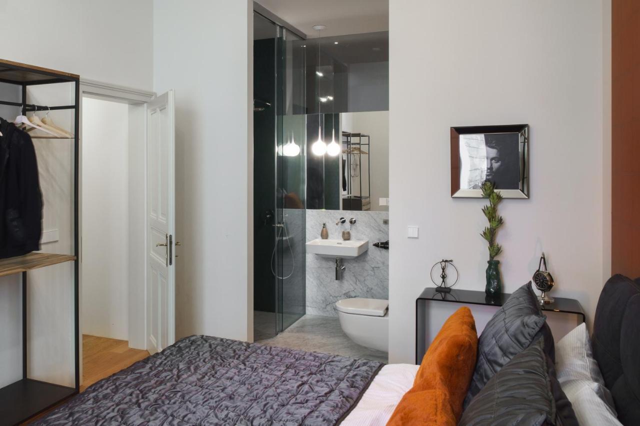פראג Mn6 Luxury Suites By Adrez מראה חיצוני תמונה